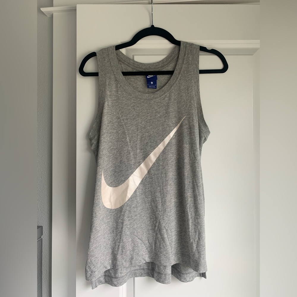 Women’s Nike top
